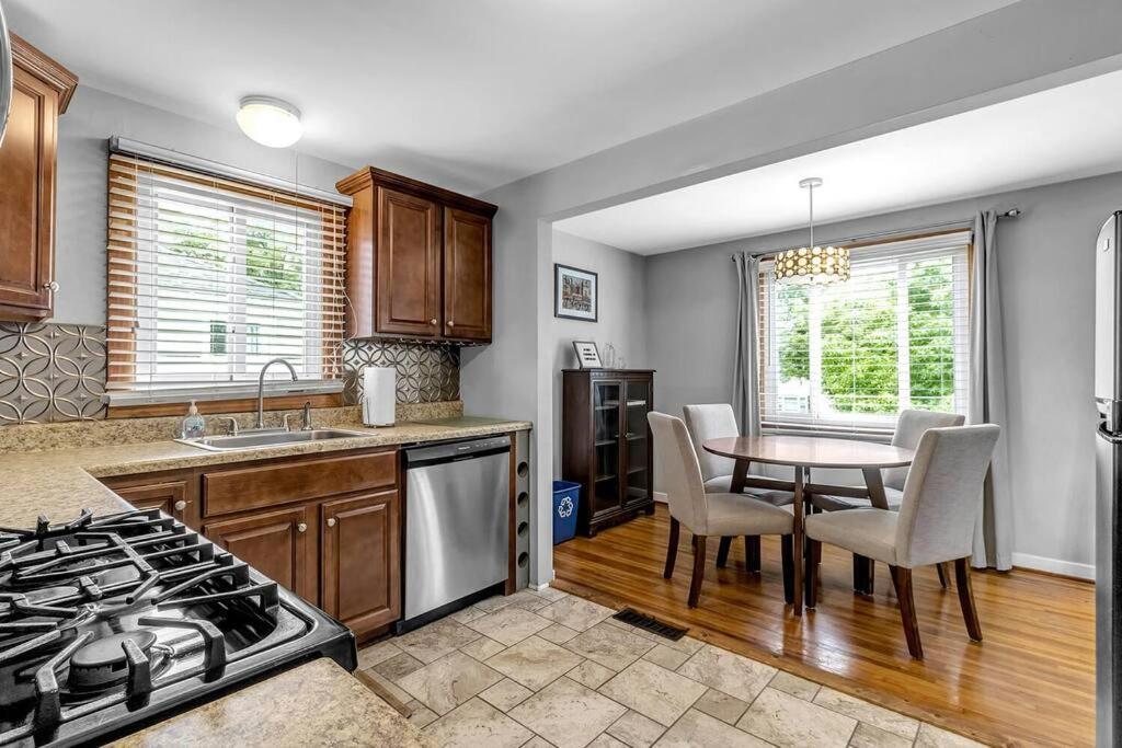 Gorgeous 2 Queen Bedroom Apartment In North Buffalo With 70 Inch Tv Экстерьер фото